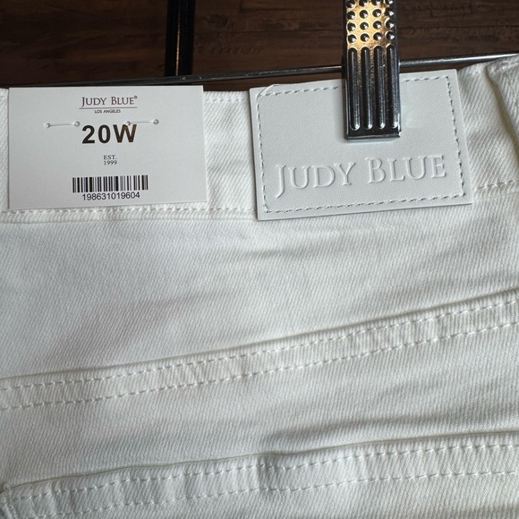 Judy Blue 20W “Aruroa Weekender”White Denim Pants - Picture 10 of 13